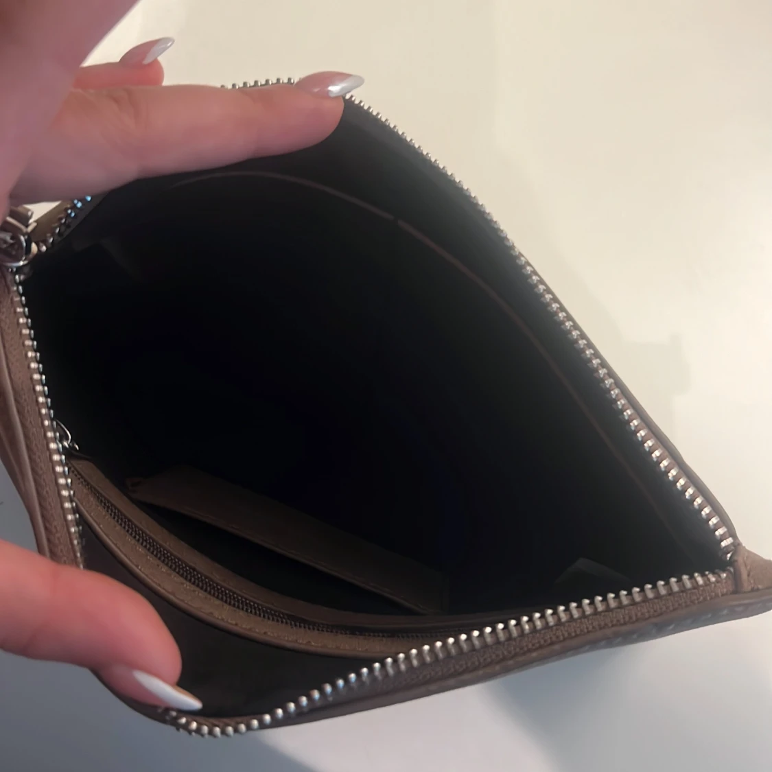 Beige mocka kuvertväska med dragkedja - 2