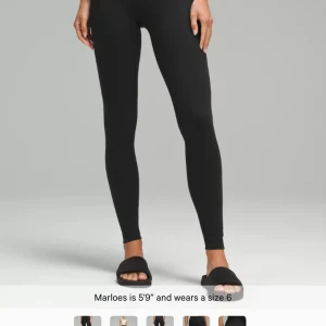Svarta leggings i stretchigt material - Säljer ett par svarta Lululemon tights i storlek 6