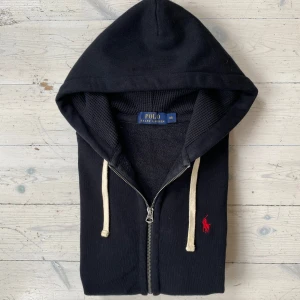 Ralph Lauren hoodie - Sjukt snygg och populär Ralph Lauren hoodie i perfekt skick 🙌 Storlek XS men skulle säga att den sitter mer som S, skriv vid fråga 👍 