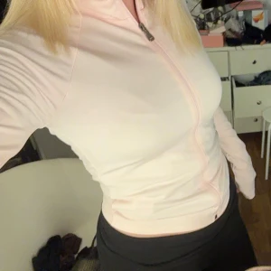 Ljusrosa tränings kofta från Nelly - Ljusrosa träningskofta från Nelly i storlek S. Nästintill ny.