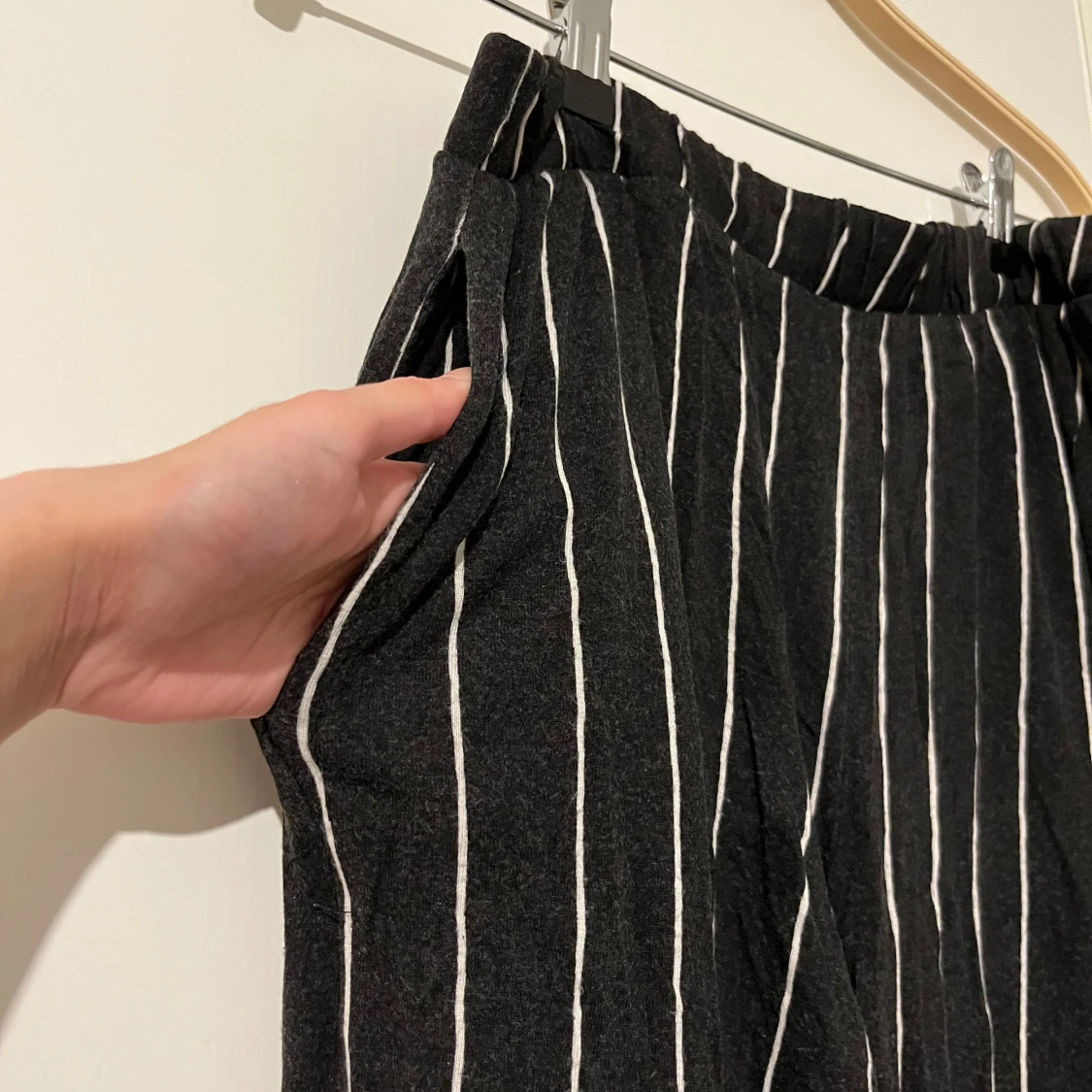 Svarta randiga byxor från Divided - 2