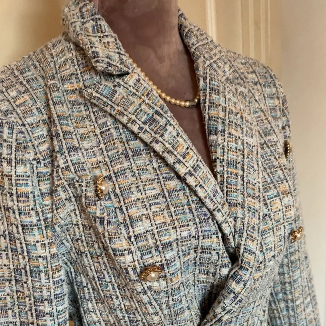 Rutig kavaj med bälte och pärlknappar - 1