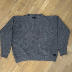 Grå stickad tröja från GANT - Fin grå tröja i bra skick, använd några gånger, storlek L