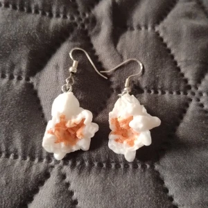 Popcornörhängen  - Unika och fina öronhängen formade som popcorn. Perfekt för dom som vill sticka ut och är popcorn älskare!