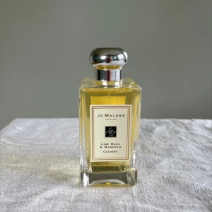 Jo Malone Lime Basil & Mandarin - Fräsch parfym från Jo Malone i doften Lime Basil & Mandarin. Parfymen är sparsamt använd och kommer i en flaska som rymmer 100 ml. 