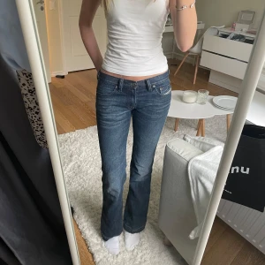 Blå bootcut jeans från Diesel - Snygga blå jeans från Diesel i klassisk bootcut-modell. Jeansen har låg midja . De är uppsprättade längst ner men annars i bra skick!💓 jag är ca 168 och brukar ha storlek 34 för referens. Säljer då de inte kommer till användning
