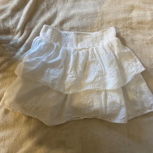 Vit volangkjol från Gina Tricot - Supersöt vit minikjol från Gina Tricot med broderade blommor och volanger. 💕💕🌸
