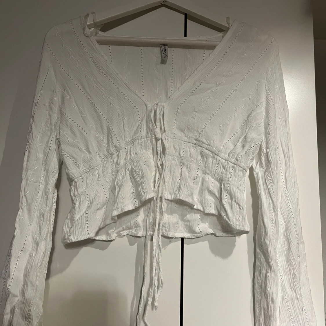 Vit omlottopp med knyt från FB Sister