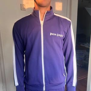 Lila Palm Angels set - Säljer en lila tracksuit från Palm Angels. Både byxor och tröja är i storlek S. Knappt använt🌪️🌟pris kan diskuteras 