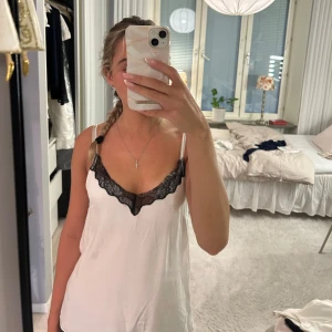 Vit linnetopp med spets från H&M - Säljer en vit linnetopp från H&M i storlek xs