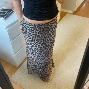 Maxi kjol - Så snygg lågmidjade lång kjol med leopard mönster!!