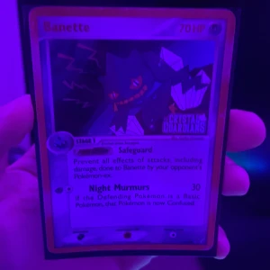 Banette - Samlarkortet Banette från Crystal Guardians-serien är perfekt för Pokémon-fans! Med cool design och unika attacker som Safeguard och Night Murmurs är detta ett måste för dig som vill utöka din samling eller spela med vänner. Den är riktig och sorry att texten lyser röd det är inte så i verkligheten den är gul så oroa dig inte