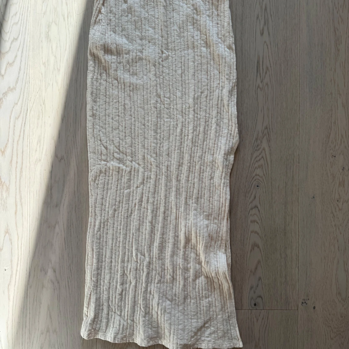 Vit långkjol från NA-KD med slits