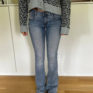 Diesel jeans - Så snygga lågmidjade bootcut diesel jeans med blekt effekt. Alla måtten finns bland bilderna. Lite slitningar längst ner bak som framgår på andra bilden men det är inte mycket.