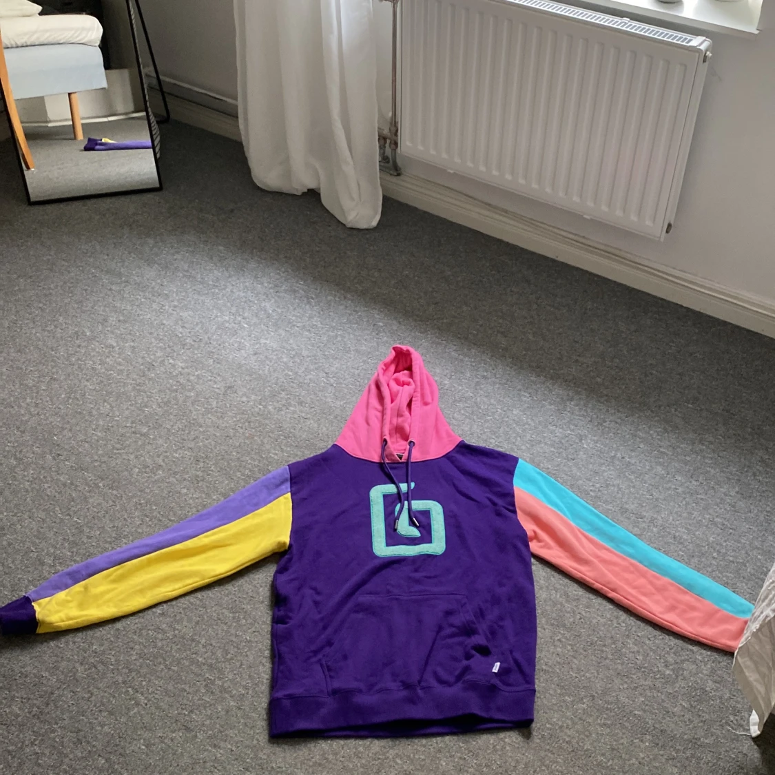 Färgglad hoodie med retro vibe