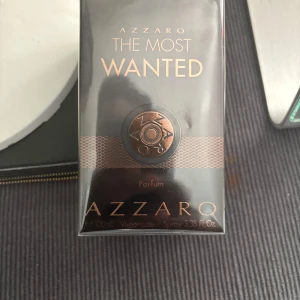 Azzaro The Most Wanted Parfum 100ml - Azzaro The Most Wanted Parfum. Flaskan rymmer 100 ml och har en lyxig design. Perfekt för dig som gillar exklusiva och maskulina dofter. Säljer på grund av felköp och kvitto finns. Pris är ej hugget i sten vid snabb affär