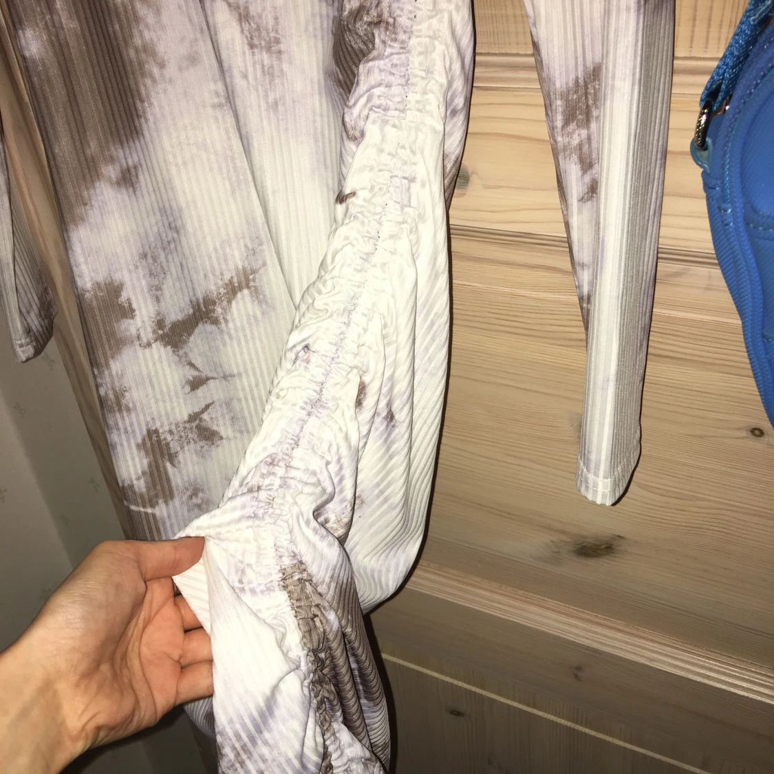 Lång tie-dye klänning med snörning - 1