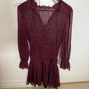 Vinröd kortklänning med svart zebramönster - Supersnygg vinröd kortklänning från Zara med svart zebramönster. Köpte ifrån vinted i vintras för 300kr