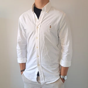 Ralph Lauren Skjorta - Stl S, Slim Fit - Hej säljer en fin Ralph Lauren skjorta I färgen Vit, Perfekt till sommaren! 🏖🏝 |Skick: 8,5/10, finns jättesmå fläckar på baksidan av skjortan men dem syns inte när man bär skjortan | Stl: S, Slim fit | Han på bilden är 172cm | Fraktar spårbart med Instabox eller Postnord | Mvh Galgen 🤗