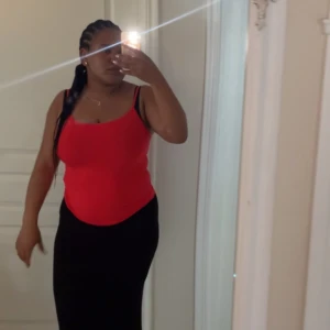 Röd linnetopp från Zara, storlek L - Säljer en röd linnetopp från Zara i storlek L. Toppen har smala axelband och en enkel, stilren design som är perfekt för varma dagar. Tillverkad i ett mjukt och lätt material som känns skönt mot huden. Snygg att matcha med både jeans och kjol.OBS! Endast testad!