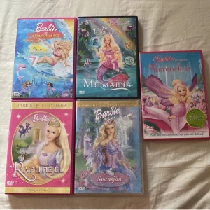 Barbie-filmer: Sjöjungfrusaga, Fairytopia Mermaidia, Tummelisa, Rapunzel, Svansjön - Fem olika Barbie filmer i ett set! OBS: inte helt säker på om dem alla fungerar som dem ska då jag inte har någon dvd-spelare så kan inte checka det.