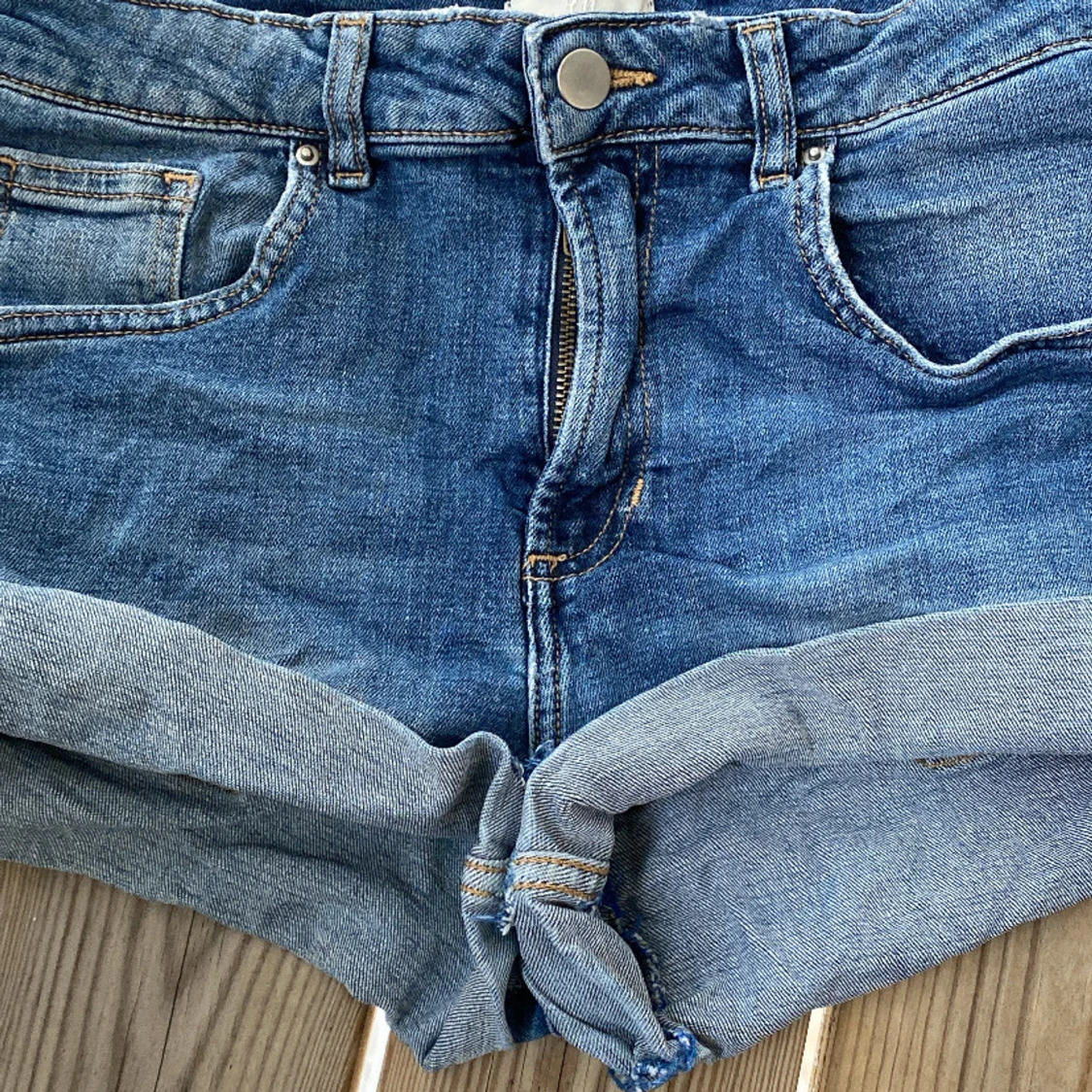 Blå lågmidjade jeansshorts med upprullad kant