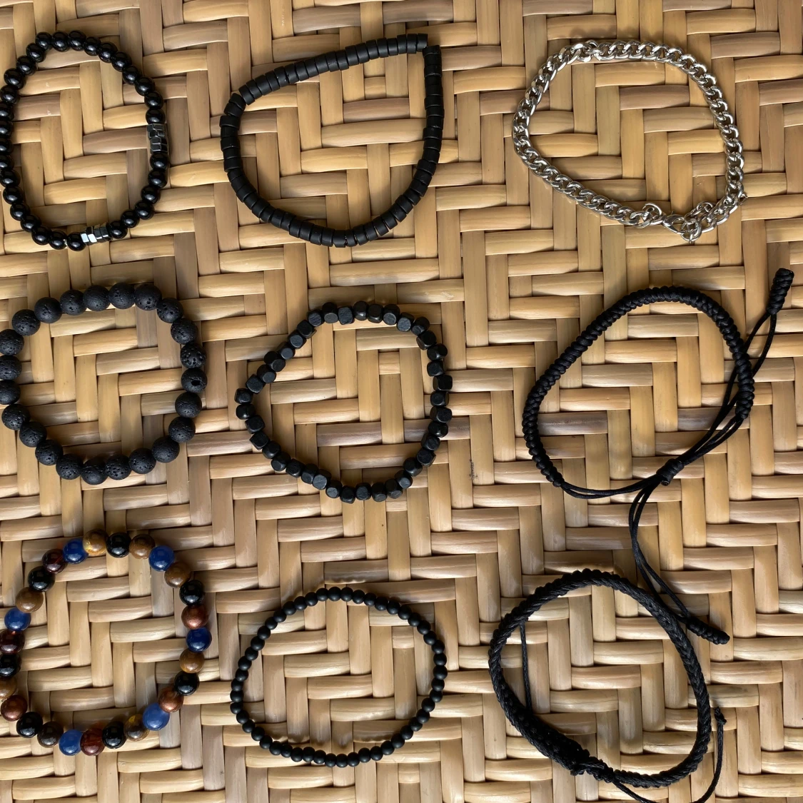 Set med svarta och silvriga armband