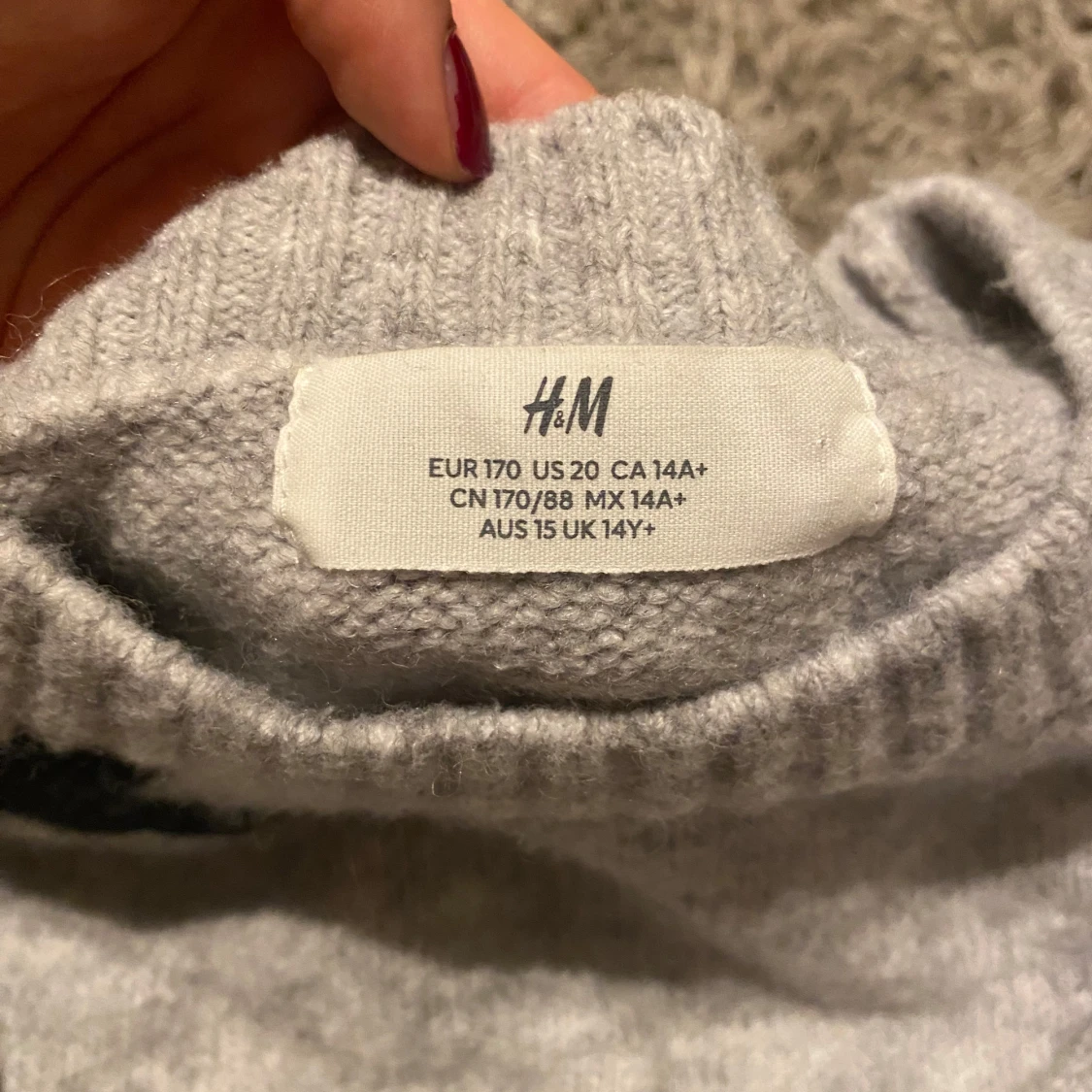 Grå stickad tröja med svarta stjärnor H&M - 1