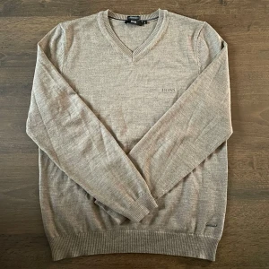Hugo boss tröja - Säljer en extremt snygg beige stickad tröja från Hugo boss i PREMIUM WOOL i nyskick (endast testad). Pris kan diskuteras vid snabb affär, skriv privat vid minsta fundering✍🏻🙌🏻