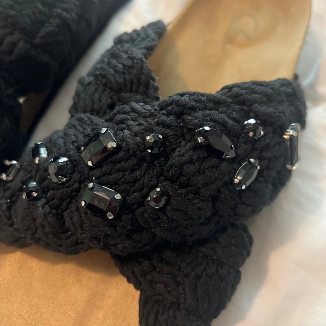 Svarta sandaler med pärldetaljer - 1