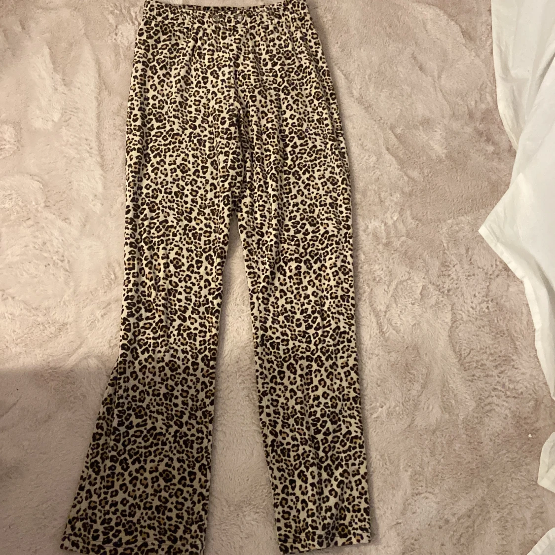 Leopardmönstrade byxor Gina Tricot XS