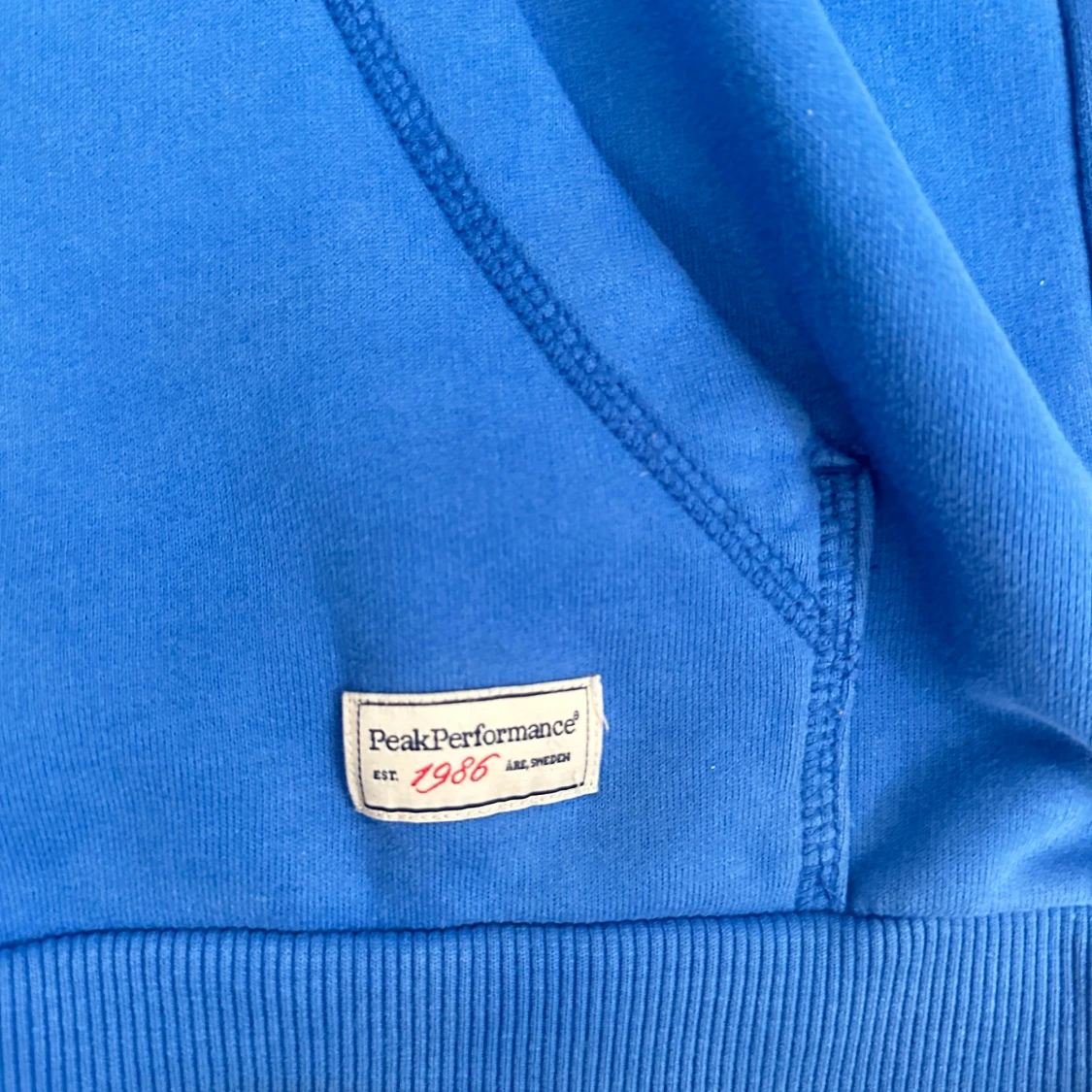 Blå hoodie från Peak Performance - 1