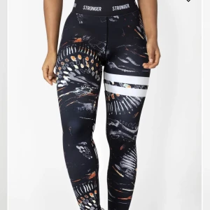 Stronger thigts - Säljer dessa träningstights från Stronger i strl S🌟