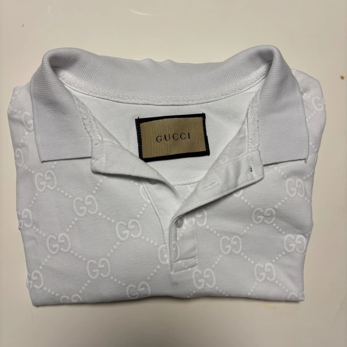 Vit pikétröja från Gucci med GG-mönster