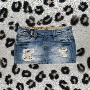 Lågmidjad jeanskjol med revor vintage y2k  - super het jeanskjol med rhinestones och revor 🩵🐆