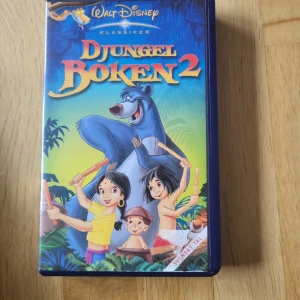 Djungel Boken 2 VHS - 5 vhs för 65kr  Catagory: Barn filmar Older: 7år Tal: Svenska Längd: 70min  Please note that VHS tapes naturally degrade overtime even with proper care, therefore I cannot guarantee the condition of the tape's quality.  Pick up Obbola, can be brought to ica maxi, nus, vasaplan, or capio hc dragonen. Shipping avaible