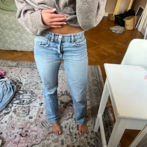 Ljusblå raka jeans - Ljusblå jeans från Zara med rak passform och midwaist midja. Små defekter som syns på sista bilderna, men inget som syns eller påverkar när man har på sig de❤️❤️