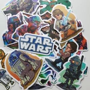 21st Star Wars klistermärken/stickers  - Upptäck en färgsprakande samling med Star Wars-klistermärken! Perfekt för dig som älskar ikoniska karaktärer som R2-D2, Yoda, Luke Skywalker och Darth Vader. Dekorera din laptop, mobil eller anteckningsbok med dessa coola och unika motiv från galaxen långt, långt borta.