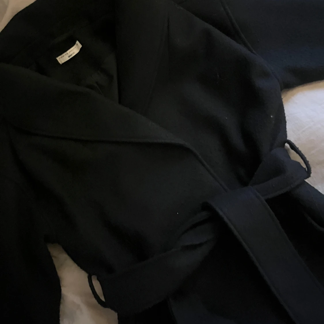 Svart kappa med bälte från Gina Tricot - 3