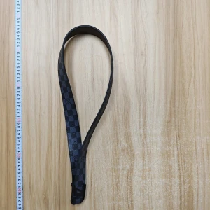Svart rutigt bälte Louis Vuitton - Snyggt svart bälte från Louis Vuitton med klassiskt rutigt mönster i mörkgrått och svart. Bältet har en stilren design och är tillverkat i skinn, perfekt för att lyfta vilken outfit som helst.