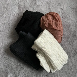 Halsdukar - Säljer fyra styckna halsdukar. En lite tjockare stickad vit halsduk som är lite glittrig. En marinblå tjock stickad. Och två stycken likadan tunna fina halsdukar, en i svart och en i beige. Alla fyra är i jättefint skick. Säljer de alla för 50kr sammanlagt🩷