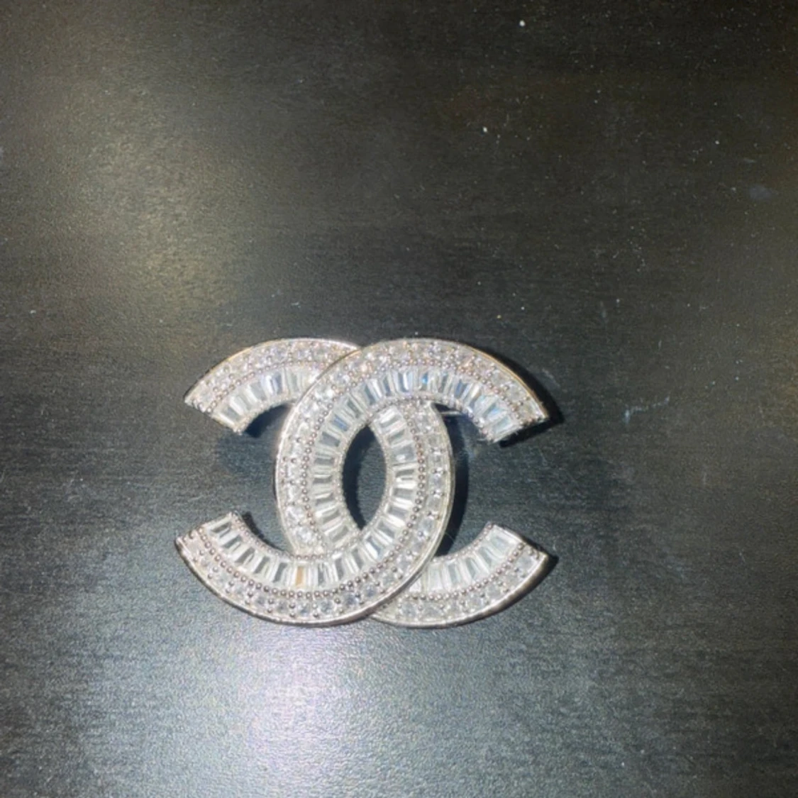 Brosch med glittrande stenar - 1