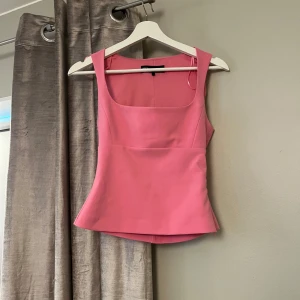 Rosa linnetopp från Zara XS - Säljer en snygg rosa linnetopp från Zara i storlek XS. Toppen har breda axelband och fyrkantig urringning.