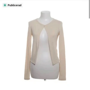 Beige kofta - Den är köpt från sellpy och är från Gina Tricot, prislappen är kvar och har aldrig använt den🤍