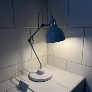 lampa - superfin vit skrivsbordslampa med mysig belysning och reglerbar på flertalet ställen🙌🏼