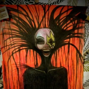 Skeva och udda tavlor med mörka illustrationer - En unik tavla fylld med mörka, fantasifull illustration av en mystisk figurer mot intensiv röd bakgrund.. Perfekt för dig som gillar skräck, fantasy och konst med en alternativ edge. Inspirerande för unga kreatörer och konstälskare. Tavlan är A4 original och målad med färgpennor av MaliciousMeow.