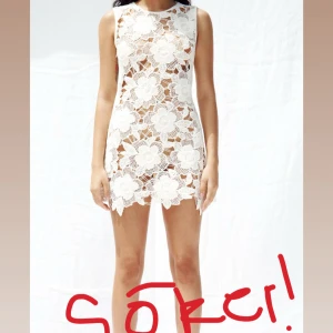 Vit blommig spetsklänning Zara - Säker denna vita klänning från Zara! Kan tänka mig betala bra, storlek xs eller S 