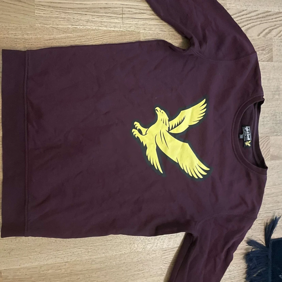 Vinröd Lyle & Scott tröja med gul logga