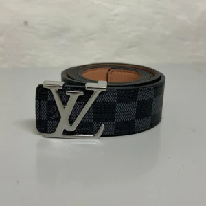 Louis Vuitton Bälte - Helt ny aldrig använd. Storleken är 110cm. Kan frakta eller mötas i Stockholm. Postar inom 24 timmar