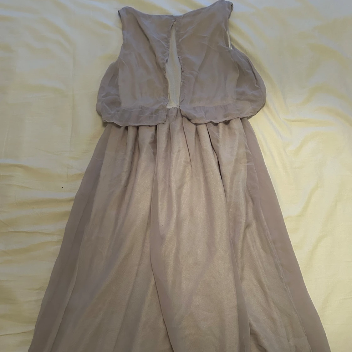 Ljusgrå långklänning med öppen rygg - 2